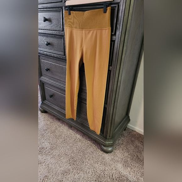 Vuori Ribbed Studio Dark Mustard Golden leggings - Picture 8 of 12